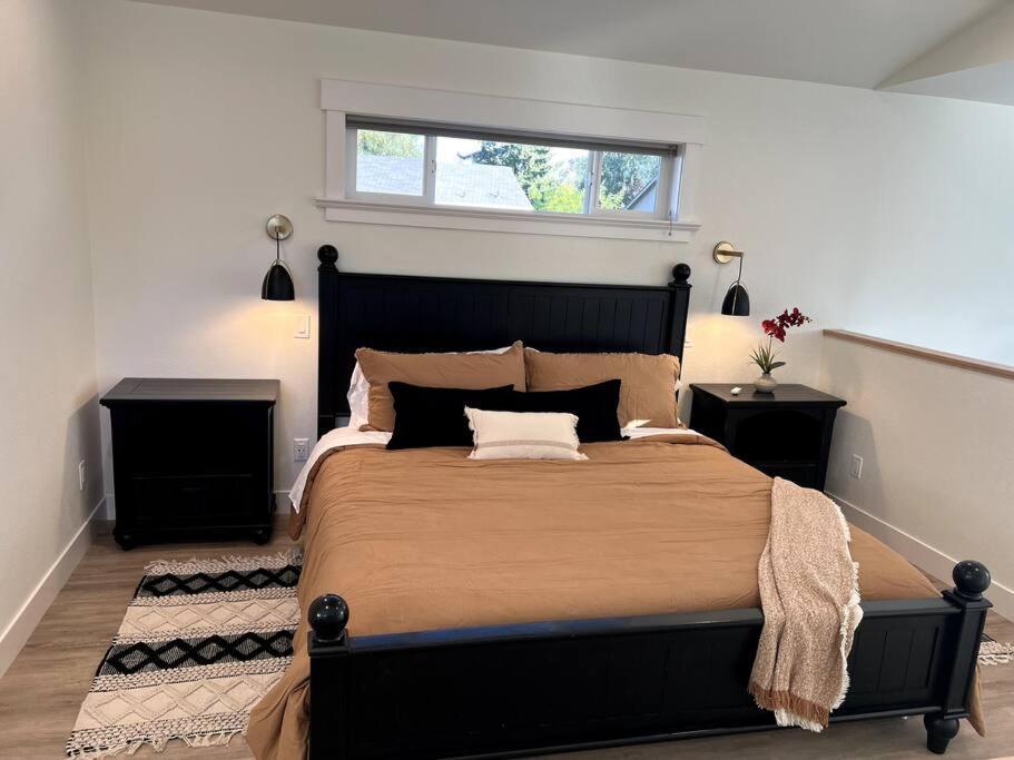 Brand New Custom Built Cottage In Downtown W/Pool! セイラム エクステリア 写真