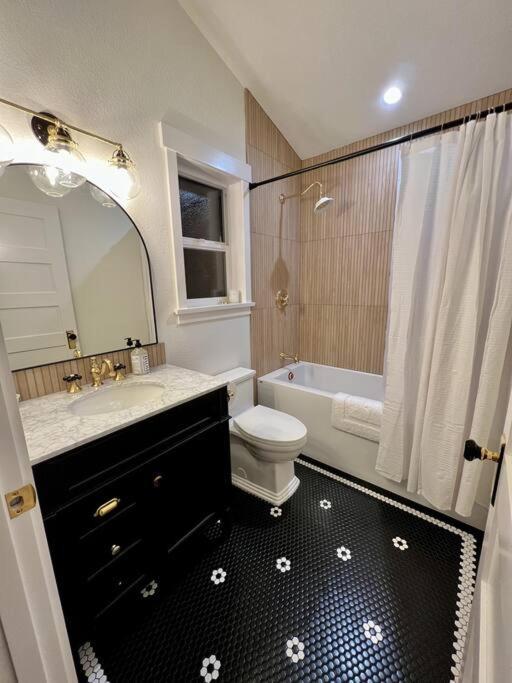 Brand New Custom Built Cottage In Downtown W/Pool! セイラム エクステリア 写真