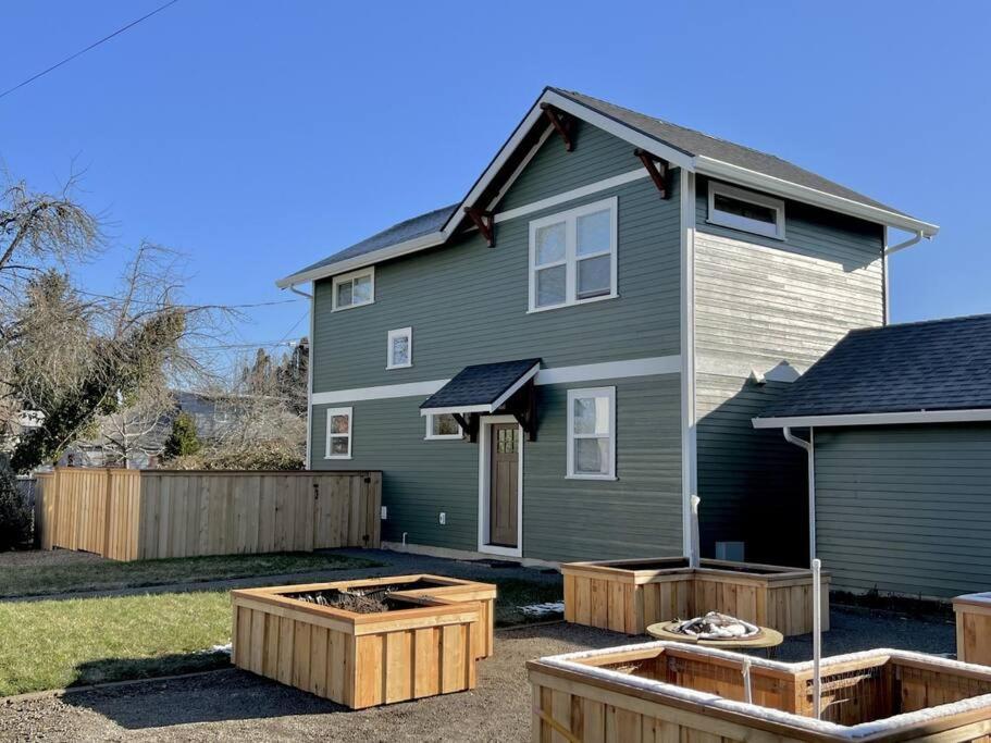 Brand New Custom Built Cottage In Downtown W/Pool! セイラム エクステリア 写真